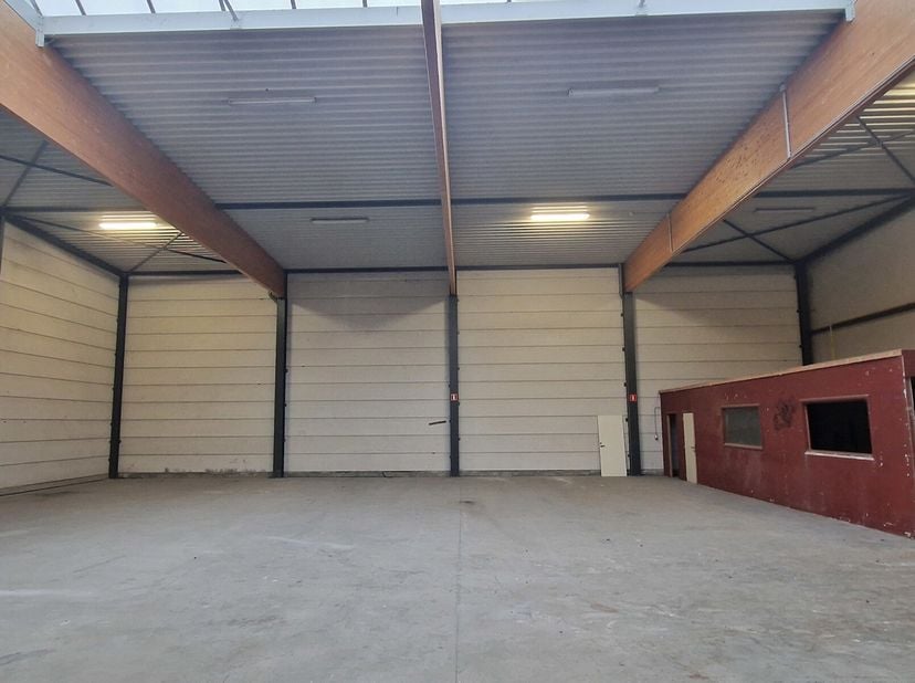Unit 672 m2Intern cira 100 m2 voor kantoor/wisselstukkenopslag en sociale ruimteRuime buitenparking rondom de unit2 sectionale poortenhoogte circa 7mv