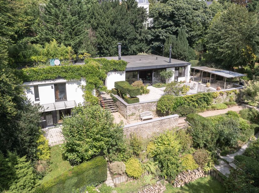CONTACT : Quentin 0473 83 59 95 - quentin@bytheway.be  By The Way vous présente cette magnifique maison darchitecte située sur une colline dans un pay