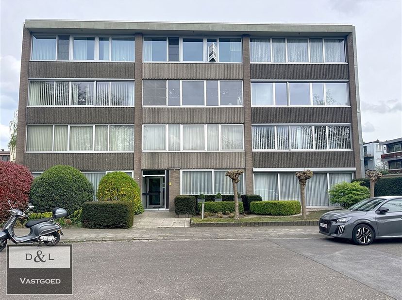 Centraal gelegen studioflat ca. 43 m2 op 3e verdieping in een klein gebouw voorzien van een lift. &lt;br /&gt;
Indeling; hal op stenen vloertegel met doorlo
