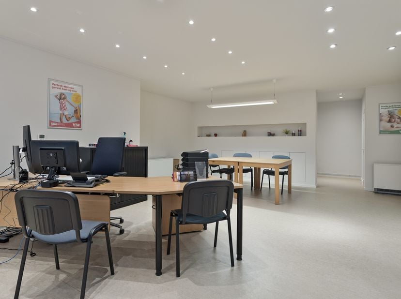 Bent u op zoek naar een praktisch en instapklaar kantoor op een toplocatie in Waregem? Dit kantoor van ca. 80 m² biedt een functionele indeling en is