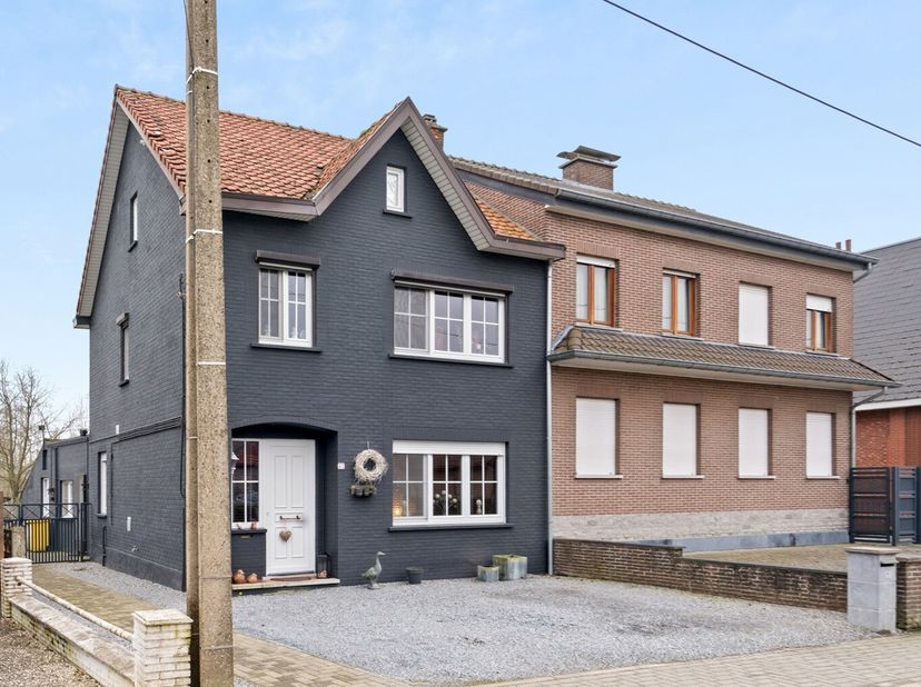 Op zoek naar een ruime woning met mogelijkheden, rust en karakter? Deze charmante gezinswoning in Budingen, op een boogscheut van het schilderachtige