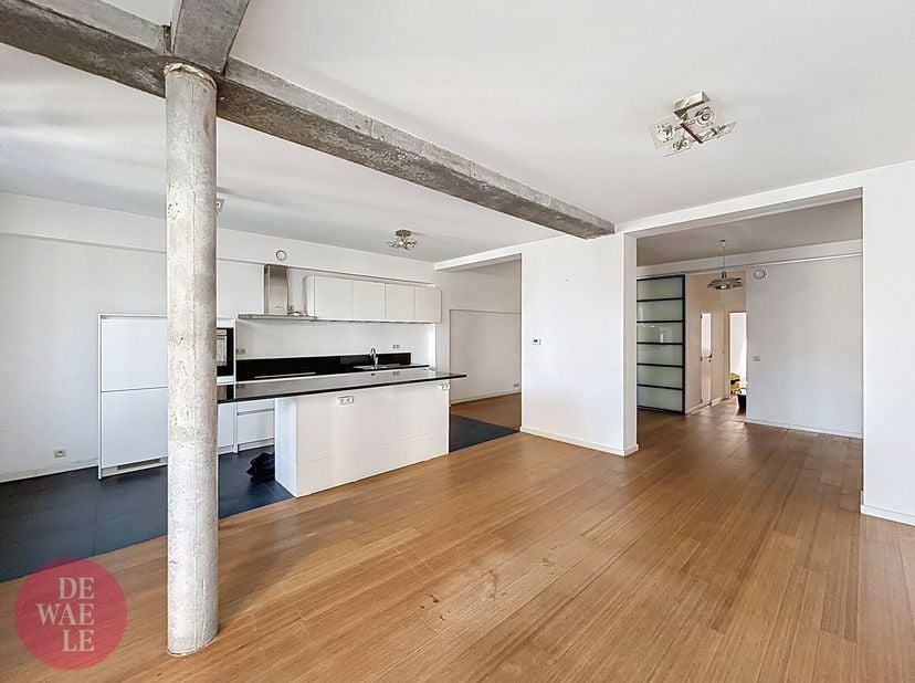 Ontdek dit stijlvolle appartement op de 3e verdieping, gelegen aan de levendige Hooikaai in het hart van Brussel. &lt;br /&gt;
Indeling:&lt;br /&gt;
Een terras bi