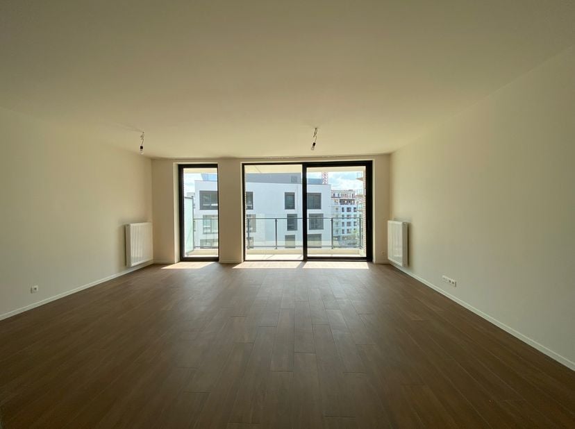Bel appartement 2 chambres de 98m² + terrasse de 11m² situé au 4ème étage d’un immeuble récent bâti en 2021, La Résidence The Fairview. Il se compose