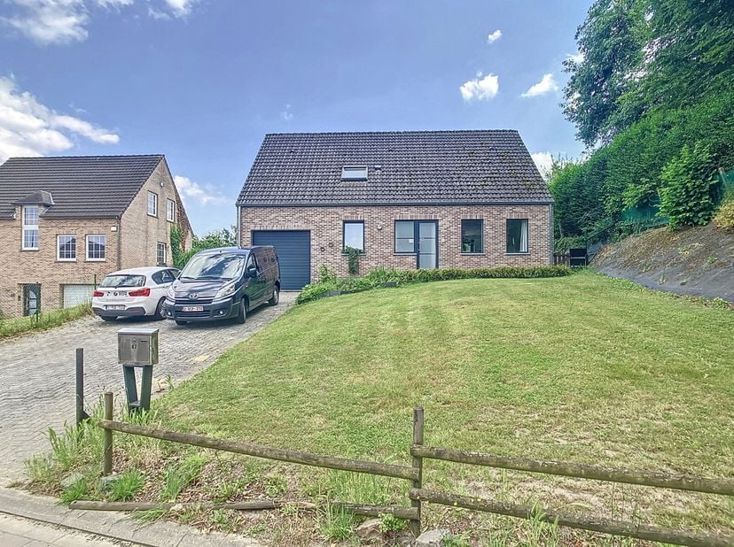 Deze buitengewone villa biedt een unieke kans om te wonen in een oase van rust en ruimte.&lt;br /&gt;
Gelegen op een uiterst rustige locatie combineert de w