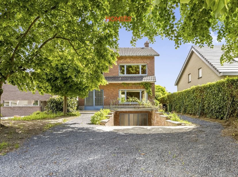 Wees welkom in deze charmante woning in Blanden (Oud-Heverlee)! Deze te renoveren villa ligt in een gezellig en rustig straatje, midden in het groen,