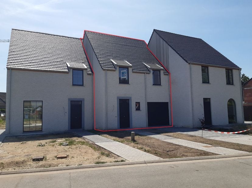 Deze nieuwe, landelijke woning treffen we aan in een rustige, kleinschalige verkaveling.&lt;br /&gt;
De woning combineert ruimte (BVO &amp;lt; 190 m²) met techn