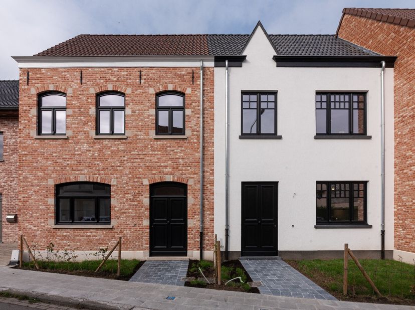 Ruime, kwaliteitsvolle nieuwbouwwoning is gelegen in de rustige dorpskern van Keiem, een deelgemeente van Diksmuide. Vanaf je woning sta je in een goe