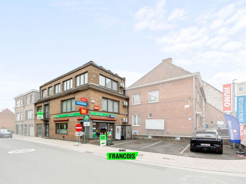 Nabij het station van Melle en op een vlot te bereiken locatie, situeert zich dit handelspand met ruim duplex appartement. Ideaal dus om werk en privé