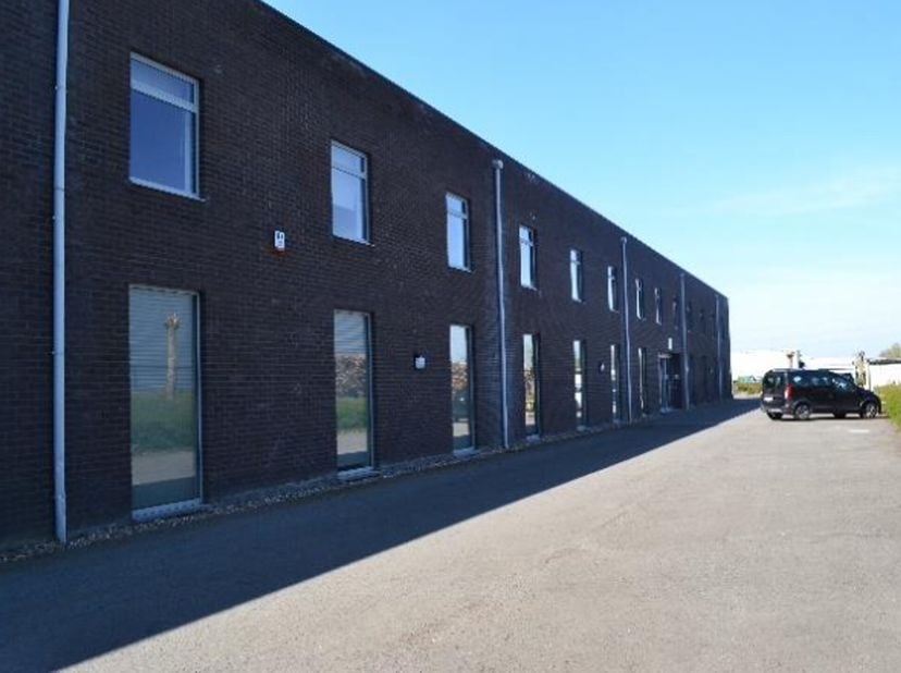 Dit multifunctionele doorgangsgebouw bevindt zich in de industriezone Wolfstee. Het gebouw ligt op het einde van een doodlopende straat waardoor deze