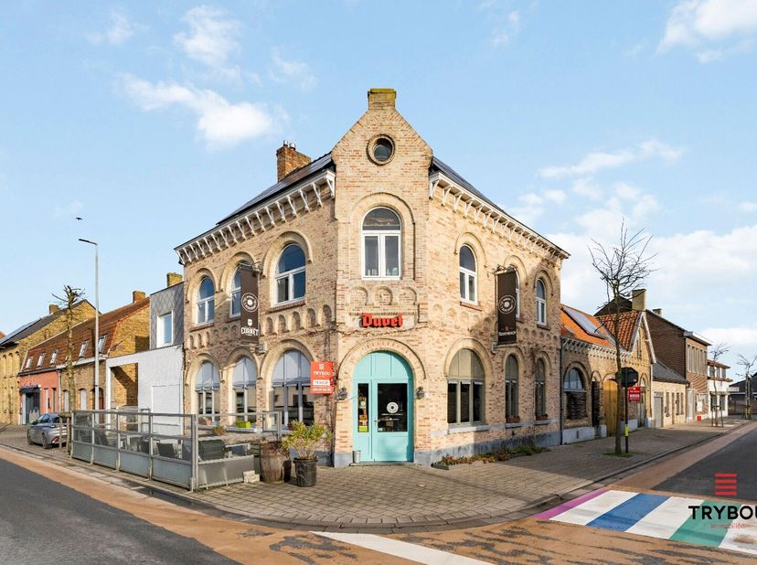 Prachtige ligging op de markt in Merkem.&lt;br /&gt;
Het pand bestaat uit:&lt;br /&gt;
*handelsgelijkvloers: ruime ingerichte handelsruimte - toiletten - volledig