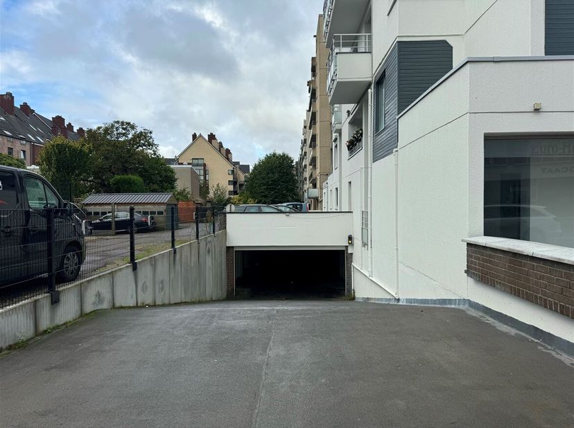 Ruime parkeerplaats in het centrum van Genk!&lt;br /&gt;
Ondergrondse autostaanplaats te huur in de residentie Vandijck.&lt;br /&gt;
De parking is gemakkelijk toe