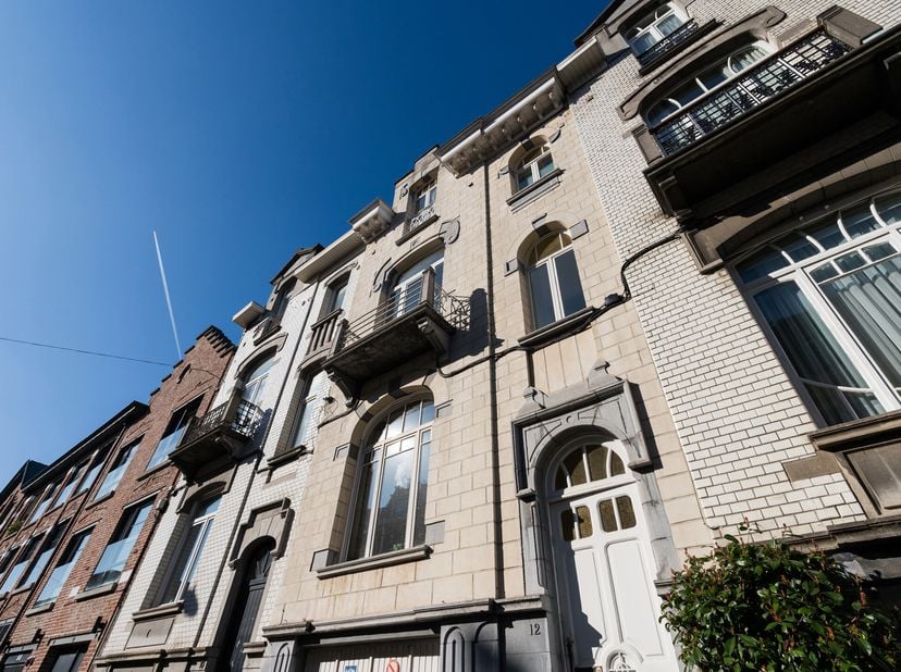 SCHAERBEEK/Limite Etterbeek, idéalement située à proximité du Parc du Cinquantenaire/ Rue des Tongres. splendide maison remplie de charme et entièreme