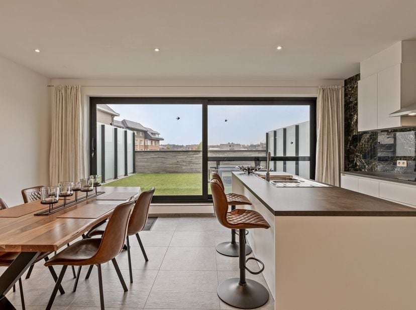 Dit appartement, met bouwjaar 2018, is gelegen in de Gasthuisstraat in Poperinge, dus pal in het centrum, vlakbij de Grote Markt en alle winkels.  &lt;br