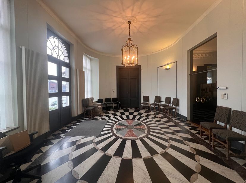 Dit gerenoveerd kantoor van 288m² met ruime lichtinval is gelegen op de eerste verdieping van een karaktervol kantoorgebouw vlakbij de Gentse haven en