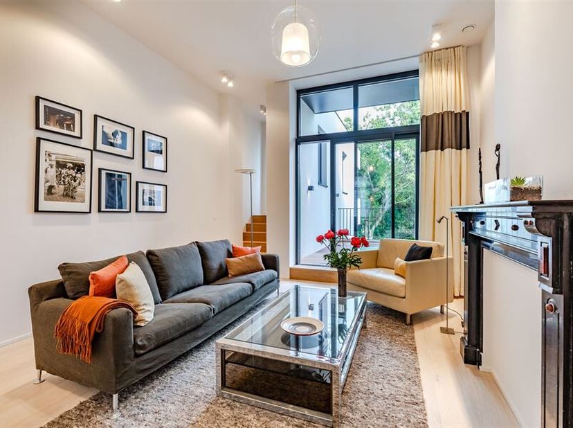 Description: à proximité de la place du Châtelain et à côté de l&#039;avenue Louise, exceptionnel appartement meublé situé au 1er étage d&#039;une superficie de