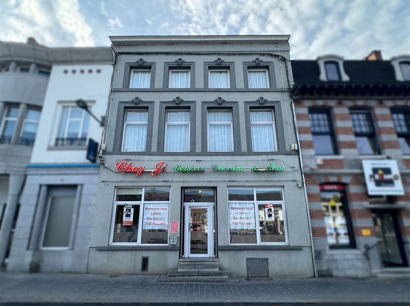 Spacieuse maison de commerce, anciennement à usage de restaurant, à louer sur la Grand Place de Péruwelz. &lt;br /&gt;
Le bien comprend au rez-de-chaussée :