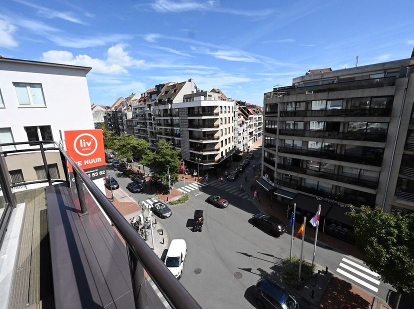 NON MEUBLÉ - Appartement en duplex au centre de Knokke-Heist avec 2 chambres à coucher.&lt;br /&gt;
Disposition : hall d&#039;entrée, toilettes pour invités, déb