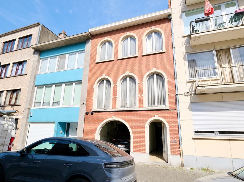 MOLENBEEK-SAINT-JEAN - REF : 6798531 - Dans un quartier résidentiel à proximité de toutes les facilités, nous vous proposons cette maison avec un gran