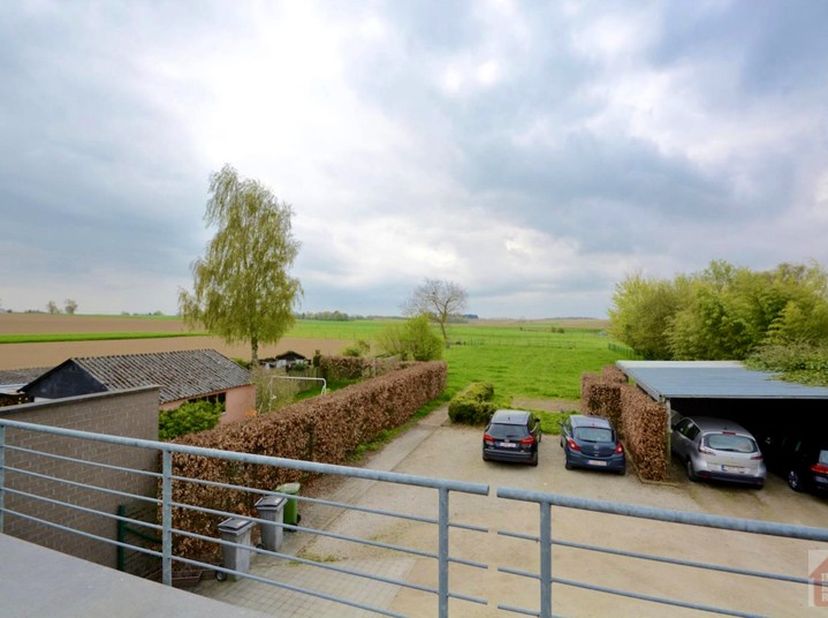 Het onroerend goed is ruim opgevat en bevindt zich op de 1ste en 2de verdieping van een gebouw dat centraal gelegen is tussen Tienen en Leuven, in de