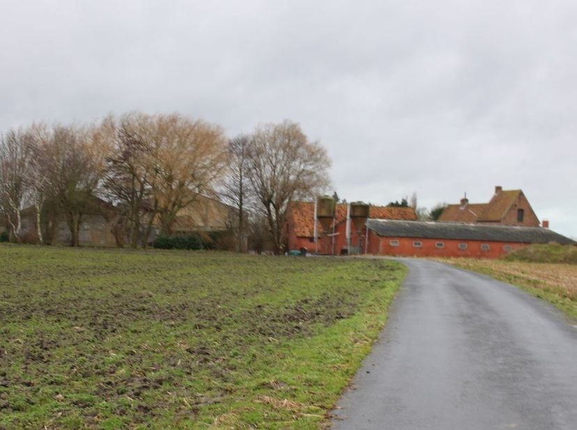 De hoeve is gelegen aan de kust nabij de dorpskern van Wulpen, deel van Koksijde.&lt;br /&gt;
Via een oprit komt men op binnenkoer van de hoeve, centraal li