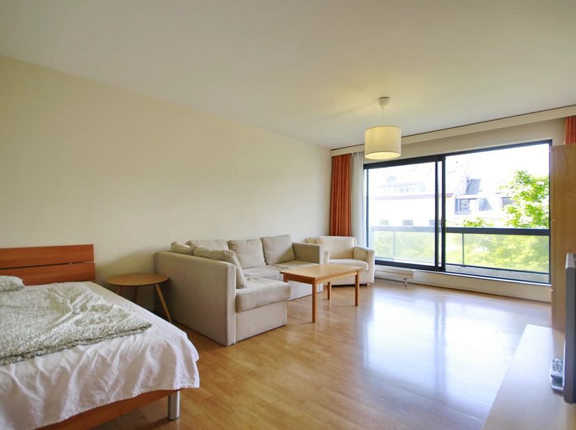 Inkomhal, leefruimte met terras op het zuidwesten van ± 9 m², ingerichte keuken, 2 slaapkamers van respectievelijk ± 13 m² en ± 12 m², badkamer, apart