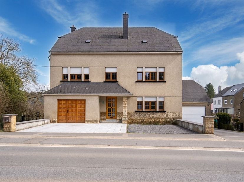 W Immobilière vous présente cette grande maison 4 façades située à Messancy, sur un superbe terrain de plus de 17 ares. Un bien aux volumes généreux,