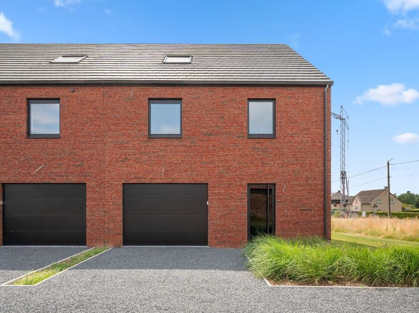 Deze prachtige woning met EPC A is gelegen in Binkom, deelgemeente van Lubbeek en biedt alle comfort en ruimte die je nodig hebt. Deze half open bebou