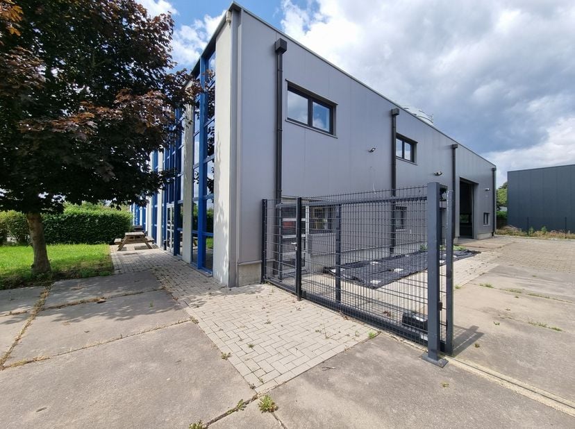 Uitstekend gelegen industrieel gebouw/magazijn met kantoorruimte (400m²).&lt;br /&gt;
Performant industrieel gebouw met volledig vernieuwde kantoorruimte.&lt;b