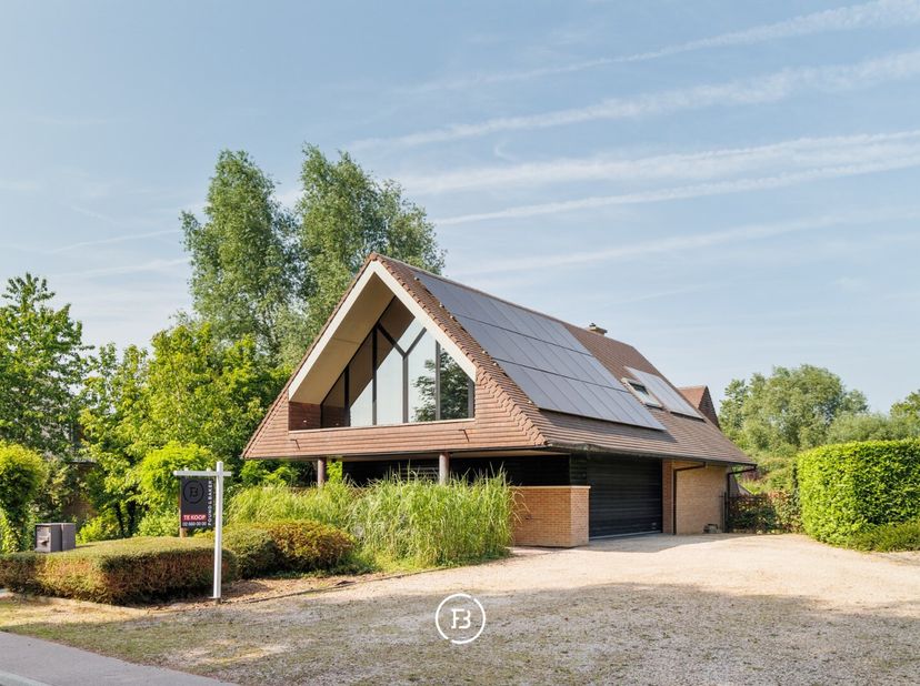 Découvrez cette villa sur un vaste terrain offrant des possibilités infinies.&lt;br /&gt;
Située sur un terrain spacieux, cette villa énergétiquement effica