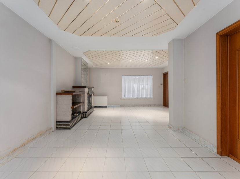 Deze te renoveren woning aan de rand van Deerlijk bestaat uit:&lt;br /&gt;
- Gelijkvloers met: inkomhal, ruime leefruimte met houtkachel, ruimte voor een sl