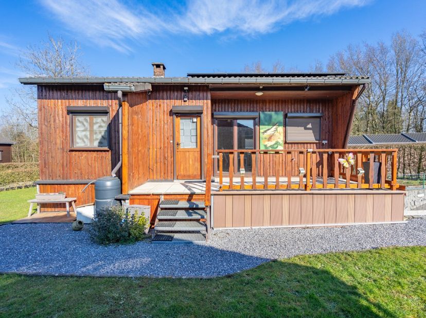 Lagence immobilière ERA B-LUX a le plaisir de vous présenter ce magnifique chalet deux chambres situé dans le village de Warre. Ce chalet lumineux bén