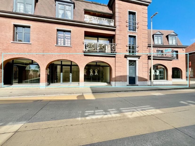 Ruime en goed afgewerkte handelsruimte te huur op een zeer gunstige ligging in het centrum van Sleidinge. &lt;br /&gt;
Openbaar vervoer en een ruime parking