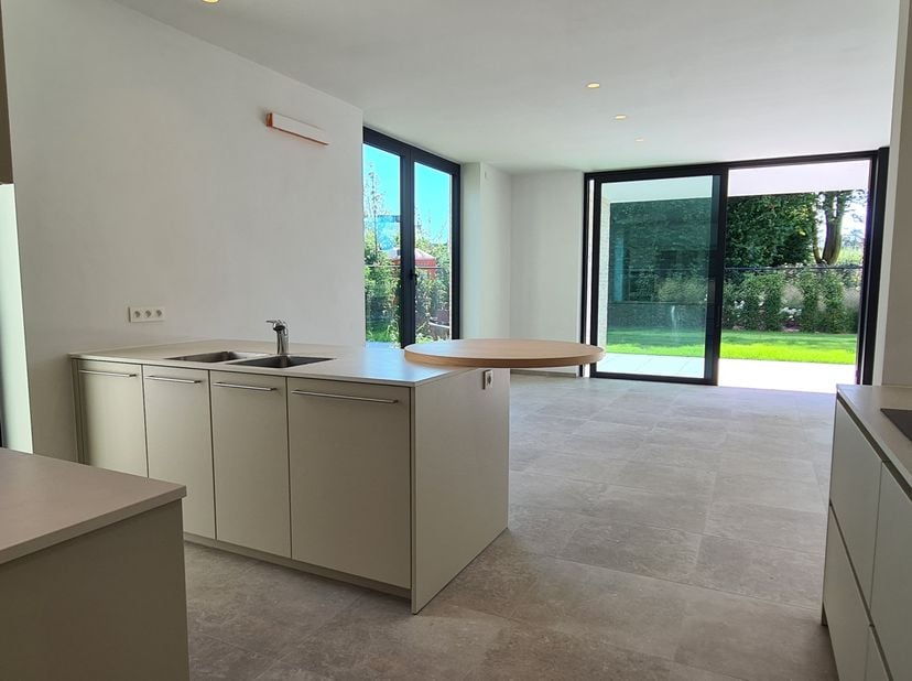 Op één van de hoogste punten van Hoeselt met open zicht en vlakbij het centrum met supermarkt en handelaren: een ruime nieuwbouw (2024) met hoogwaardi