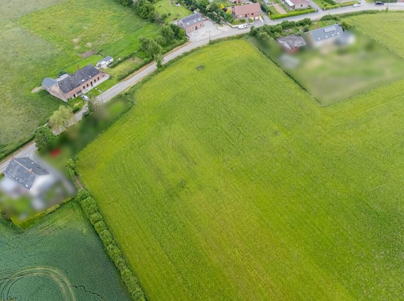 Het ERA B-LUX makelaarskantoor heeft het genoegen deze prachtige bouwkavel van meer dan 15 are te presenteren, gelegen in het rustige, gewilde dorpje
