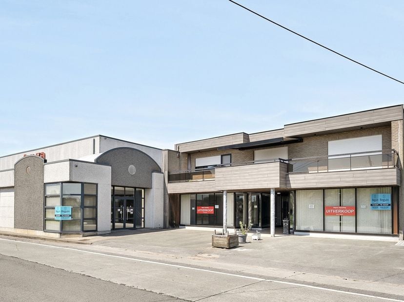TOPgelegen commerciële hoek met visibiliteit en voorliggende parking. IDEALE SHOWROOM/PRAKTIJK/KANTOORRUIMTE. Perfect onderhouden, en veel potentieel.
