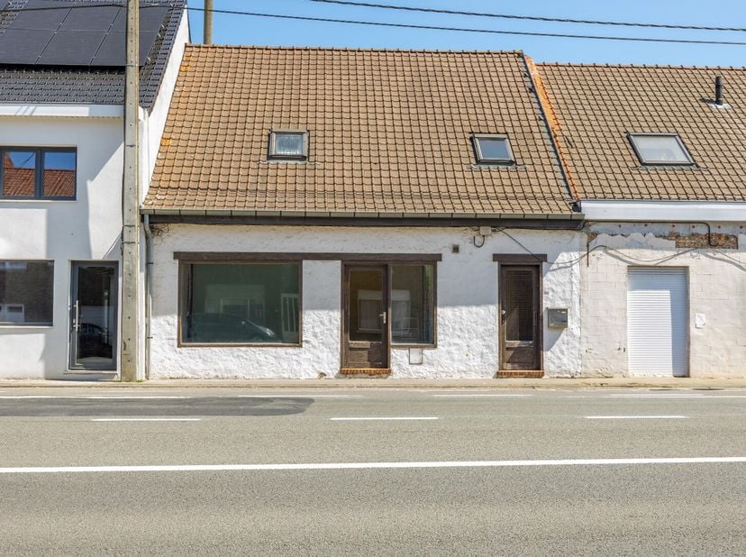 Deze woning is gelegen in Kuurne en geniet een uitstekende verbinding met snelwegen, de ringlaan rond Kortrijk, ...  Verschillende voorzieningen, zoal