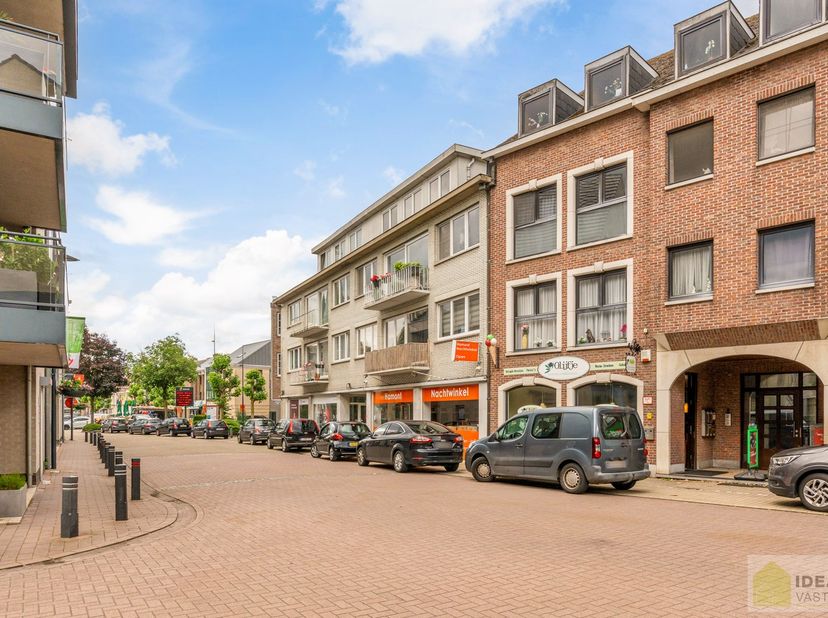 IDEALIS VASTGOED - APPARTEMENT PAL IN  HET CENTRUM VAN HAMONT! Dit appartement omvat 60m² netto bewoonbare oppervlakte en is voorzien van een lichtrij