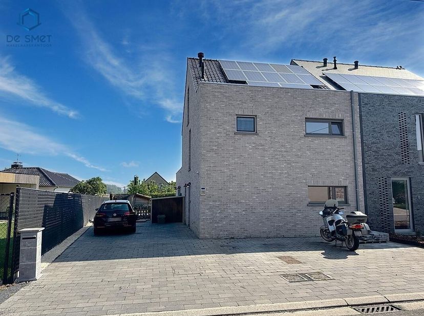 Située dans une rue calme à Zottegem, à proximité directe des axes vers Gand et Erpe-Mere, cette maison moderne construite en 2018 et agrandie en 2022