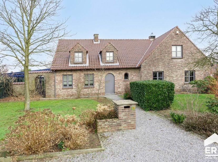 Welkom in deze prachtige en instapklare woning! Met een bewoonbare oppervlakte van 279 m² op een perceel van 1.170 m² biedt deze woning alles wat je z