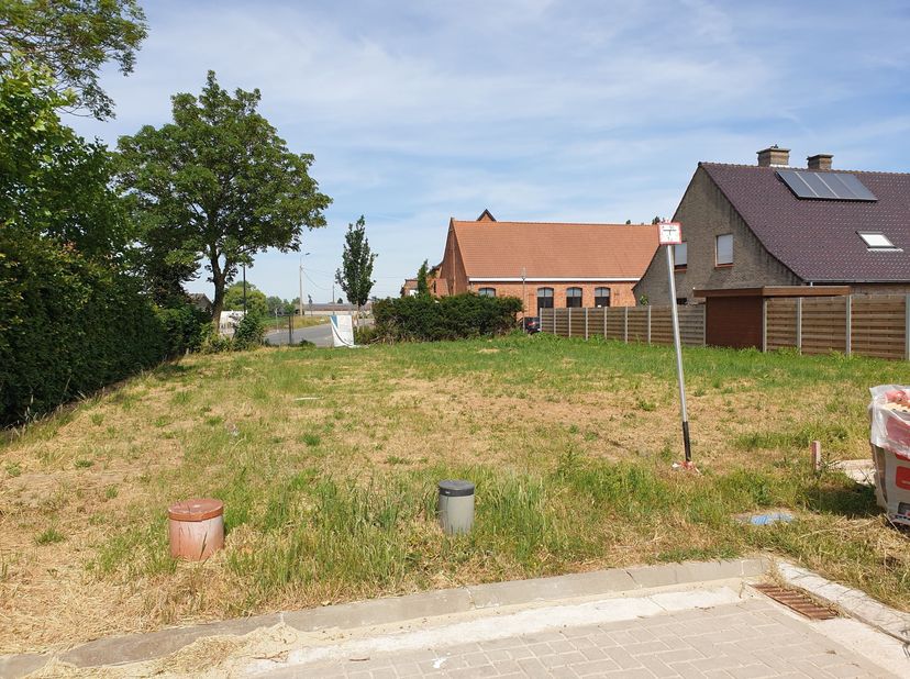 Perceel bouwgrond (625m²- 150€/m²) in charmant dorp voor vrijstaande bebouwing. &lt;br /&gt;
Verkoopsvoorwaarden&lt;br /&gt;
• Binnen de 3 jaar, te rekenen vanaf