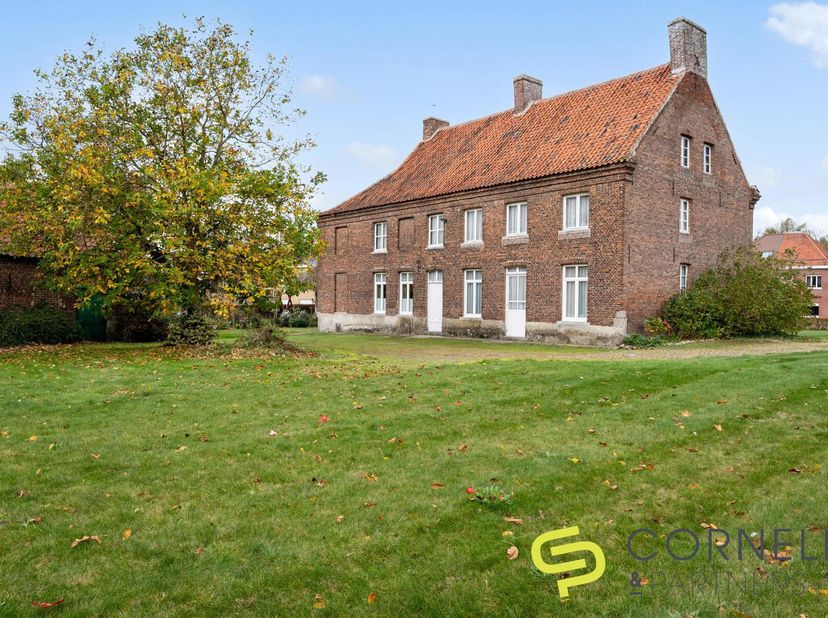 Deze historische en beschermde hoeve is een unieke parel op de vastgoedmarkt.&lt;br /&gt;
Mits de noodzakelijke renovatie wordt dit misschien wel uw droomwo