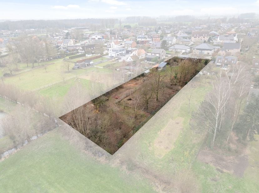 Op zoek naar een rustige en groene locatie om jouw droomhuis te bouwen? Deze bouwgrond van 2.193 m² in Lovendegem biedt de ideale gelegenheid. Gelegen