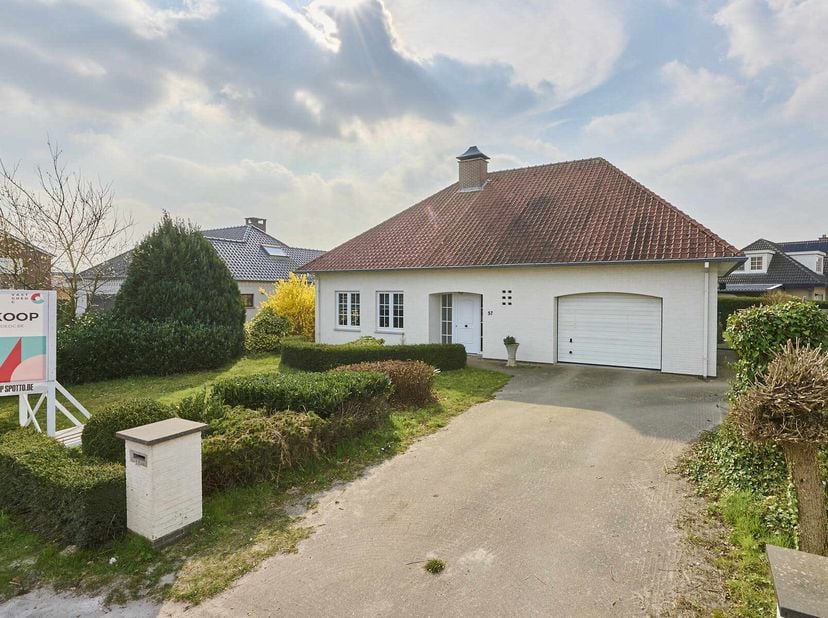Deze ruime gezinswoning vinden we terug in Sint-Huibrechts-Lille te Neerpelt op een zonnig perceel van 9 are.&lt;br /&gt;
De woning beschikt over een bewoon