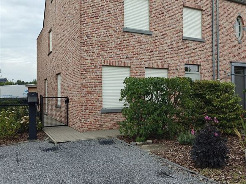 Deze moderne woning bevindt zich op een uitstekende locatie vlak bij het centrum van Heist-op-den-Berg, op wandelafstand van winkels, horeca en het st