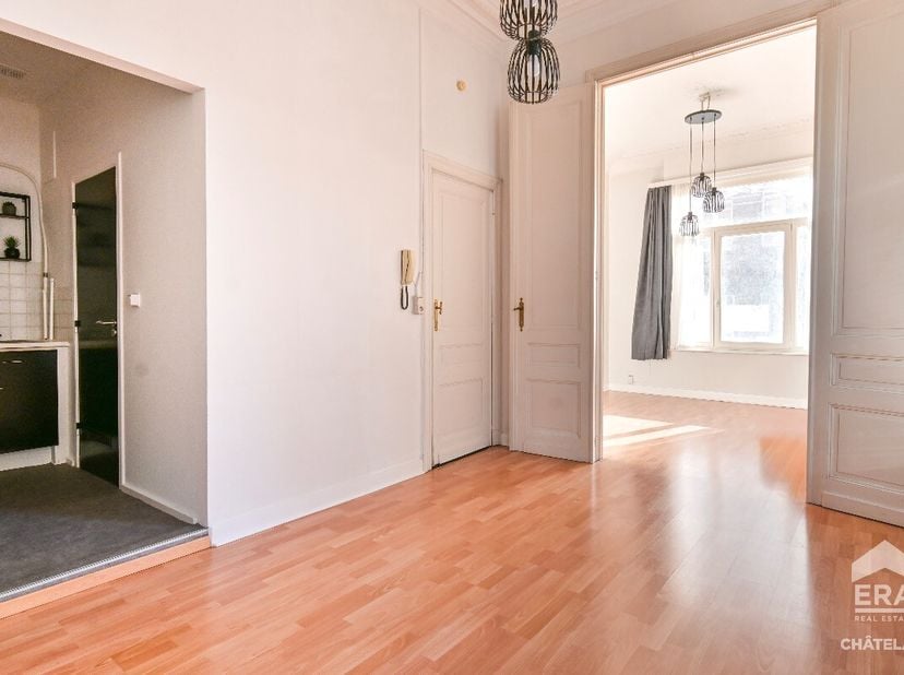 ERA CHATELAIN biedt u dit prachtige een-slaapkamerappartement aan, ideaal gelegen in het hart van de Europese Wijk in Brussel, op een steenworp afstan