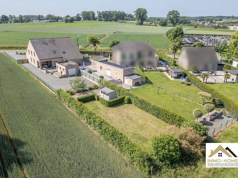 Deze instapklare woning combineert ruimte, comfort en een doordachte indeling, ideaal voor een gezin dat op zoek is naar rust en functionaliteit. Bij