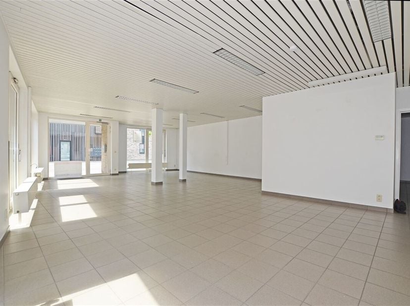 Dit handelspand met een oppervlakte van 111m² is gesitueerd aan de rand van het bruisende stadscentrum van Hasselt. De grote troeven zijn de zichtloca