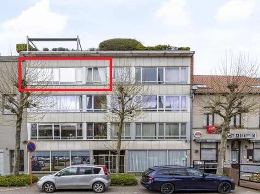Dit appartement is gelegen in de Dorpstraat, aan het marktplein van Burcht Zwijndrecht.&lt;br /&gt;
Winkels, scholen en openbaar vervoer op wandelafstand.&lt;b