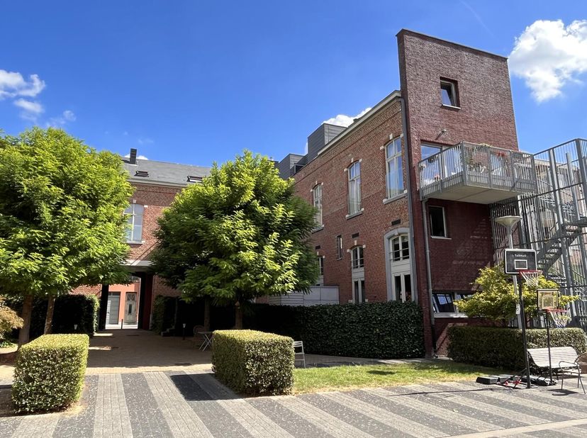 Ce bel appartement en duplex, situé dans l&#039;ancienne caserne de gendarmerie, donne sur la cour intérieure verdoyante et dispose d&#039;une entrée privée et