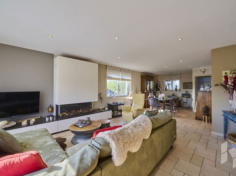Ruim appartement (128 m²) met 3 slaapkamers, 2 badkamers en een groot terras nabij het centrum van Lommel!&lt;br /&gt;
Bovengronds is er een autostaanplaats